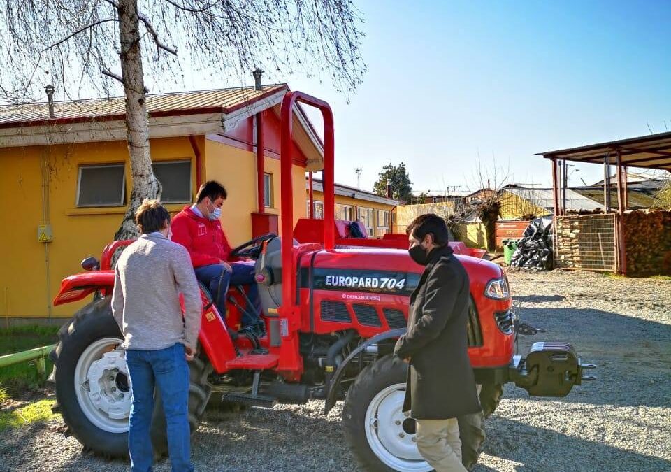 Liceo “Puente Ñuble” recibe implementación agrícola