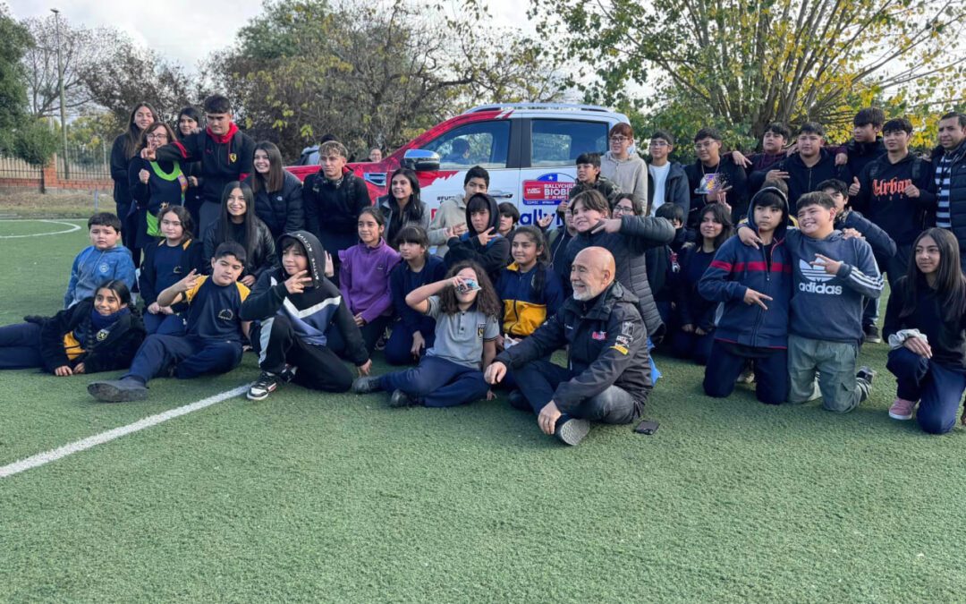 Felipe Horta y el Equipo del COPEC Rally Mobil Visitan el Liceo Técnico Puente Ñuble en San Nicolás