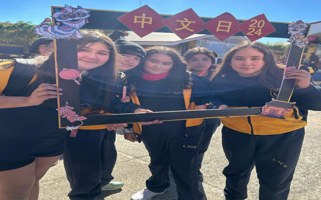 Batucada Escolar del Liceo técnico puente ñuble Brilla en Feria Literaria del Instituto Santa María