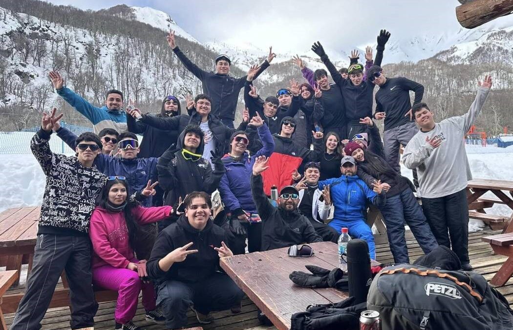 Estudiantes de 4º Medio Participan en Clase de Esquí y Snowboard en Nevados de Chillán