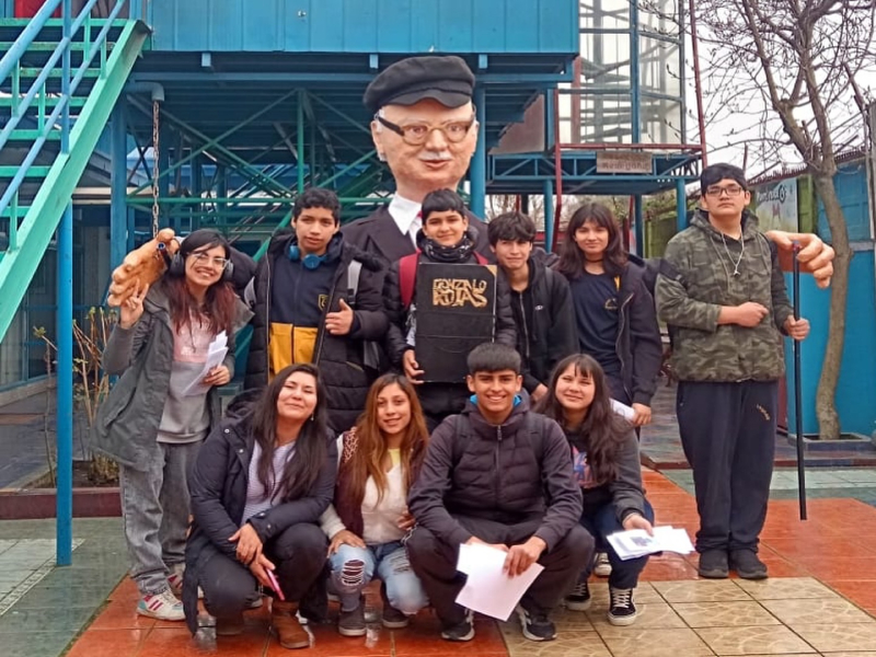 Estudiantes del Taller de Creación Literaria Visitan la Casa de Gonzalo Rojas