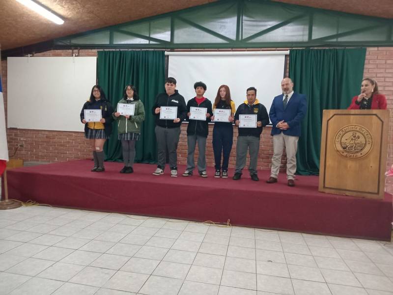 Estudiantes de Técnico Agropecuario del Liceo Bicentenario Puente Ñuble Reciben Certificación en Pasantías del Nodo Agrícola Forestal