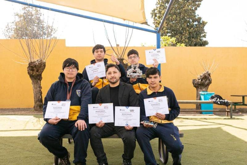 Estudiantes del Liceo Bicentenario de Excelencia Técnico Puente Ñuble representarán a Chile en Argentina y Colombia tras obtener medallas en ciencia y tecnología