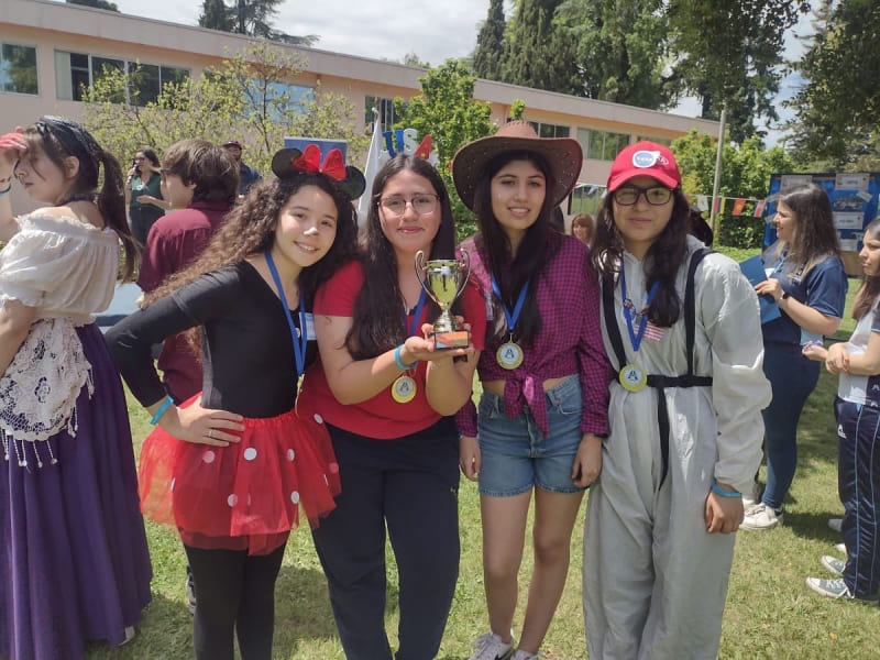 Estudiantes de Segundo Medio del Liceo Técnico Bicentenario de Excelencia Puente Ñuble Triunfan en la Feria Intercultural de Inglés