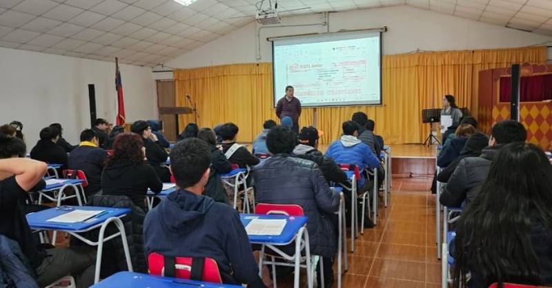 Estudiantes de 4° Medio del Liceo Bicentenario Puente Ñuble se Certifican en inglés